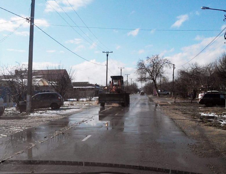 Уборка слякоти на дорогах Усть-Лабинска