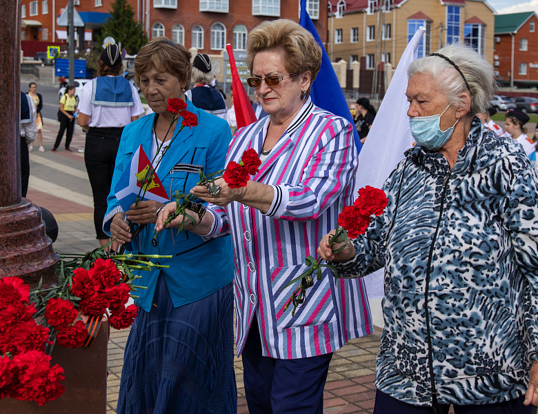 Торжественное возложение цветов к памятнику А.В.Суворову 