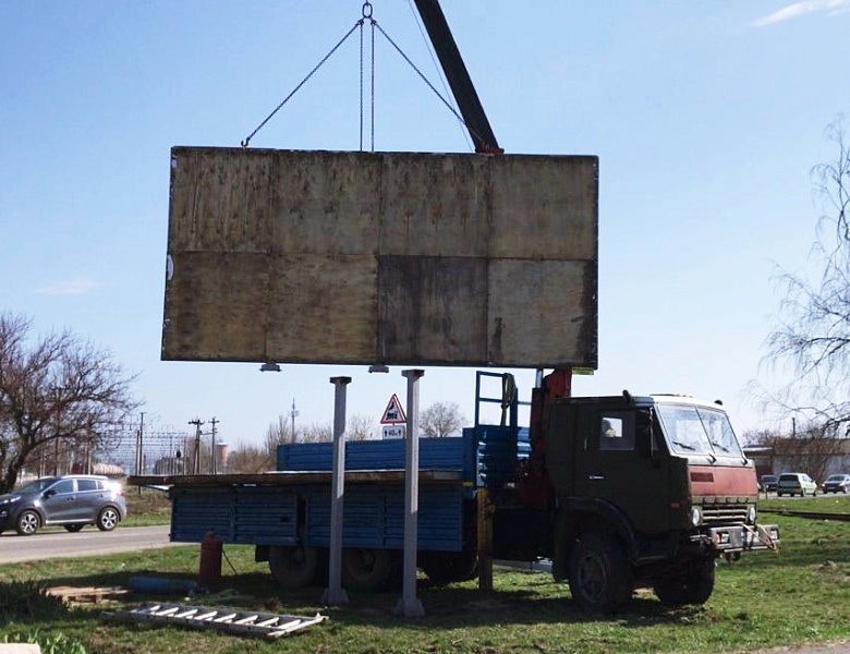 В Усть-Лабинске продолжаются работы по демонтажу незаконных рекламных конструкций