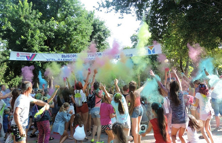 Фестиваль красок «Холли» прошёл городском парке