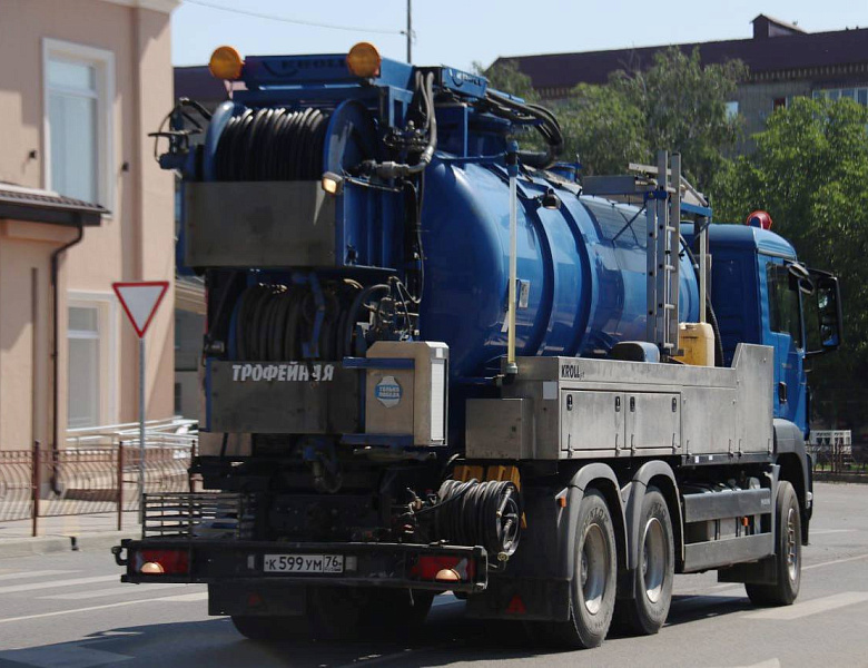 Специалисты АО «Водопровод» проводят обслуживание канализационных коллекторов.