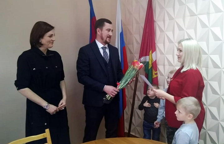 Молодым семьям Усть-Лабинска вручили сертификаты на приобретение жилья