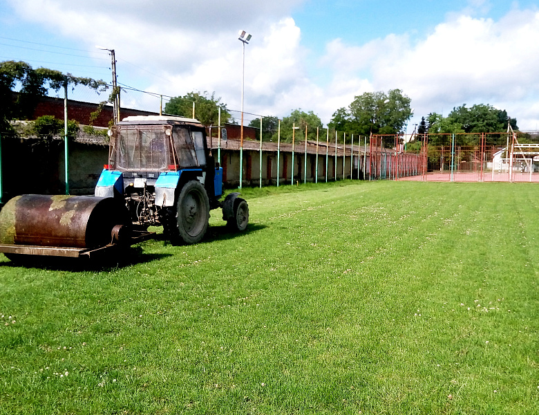 Работы по ремонту и уходу за газонным покрытием футбольного поля на стадионе "Юность"