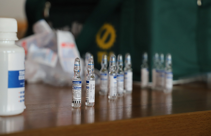 Выездная вакцинация прошла в здании районной администрации